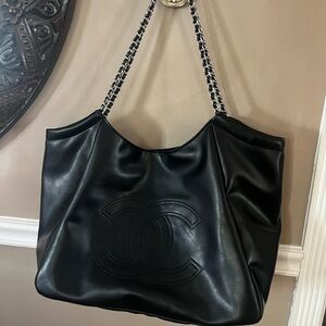 CHANEL Black Leather Shoulder Bag
